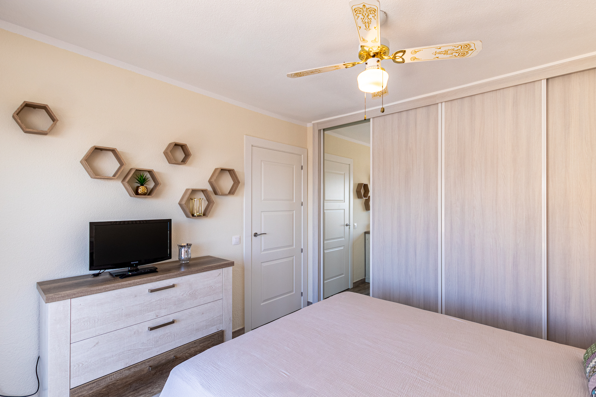 1 Bedroom Sunflower Apartment For Rent Tenerife15